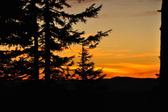 Fim de tarde a mais de 2 mil metros de altitude, o céu fica colorido em Crater Lake, no sul do Oregon, estado da costa oeste dos Estados Unidos